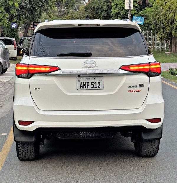 Toyota Fortuner 2.7 V 2021 photo 2